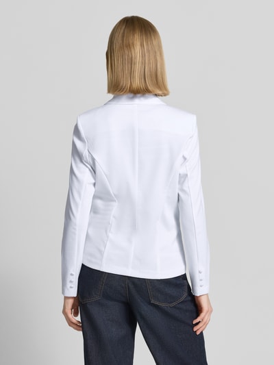 Vrouwenmodel draagt Blazer met Viskose-Anteil Modell 'Nanni' van FREE/QUENT in wit, getailleerde fit, rugaanzicht, ruglengte 58 cm.