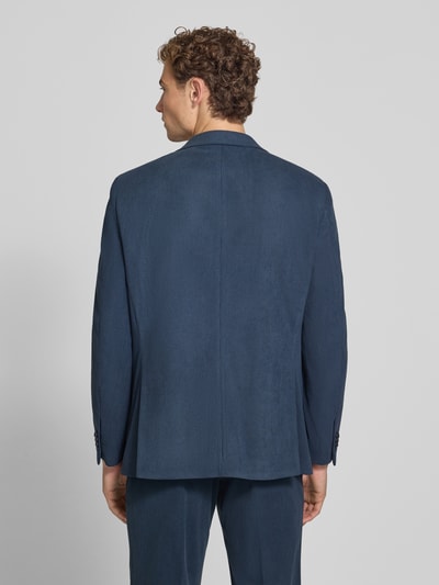 Männermodel trägt Regular Fit Sakko in Cord-Optik Modell 'Glenny' von Christian Berg Men in Blau, strukturierte Oberfläche, Ganzkörperansicht Rückansicht.