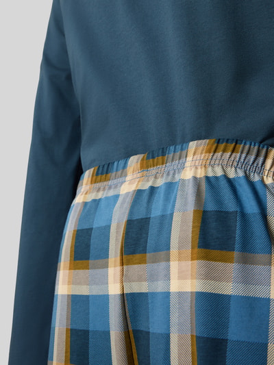 Männermodel trägt Relaxed Fit Schlafanzug aus reiner Baumwolle von SCHIESSER, Karomuster in Blau und Beige, Detailaufnahme, Herren Schlafanzug, V-Ausschnitt, langärmeliges Design