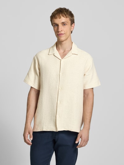 Männermodel trägt Regular Fit Poloshirt mit V-Ausschnitt von Jack & Jones in Beige, reine Baumwolle, Strickshirt, Ganzkörperansicht von vorne.