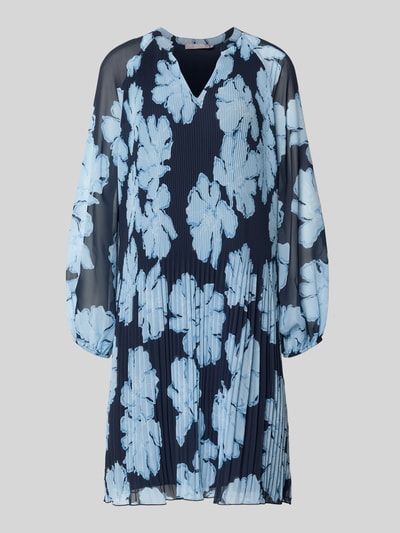 Produktfoto, Knielanges Cocktailkleid mit Plisseefalten und Tunika-Ausschnitt von Christian Berg Cocktail in Dunkelblau mit hellblauer Blumenstruktur, tailliertem Schnitt, Ballonärmel und blickdichtem Unterkleid, Chiffon-Textur