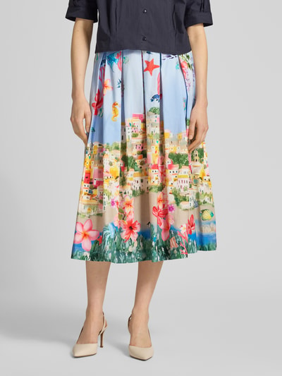 Frauenmodel trägt Regular Fit Midirock mit Motiv-Print von ROBE LÉGÈRE, bunter Print, Kellerfalten, teilelastischer Bund, Ganzkörperansicht von vorne.