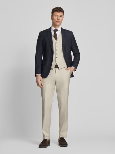 Männermodel trägt Hose aus Schurwoll-Mix Modell 'Blayr' von JOOP! Collection in Beige mit Bügelfalten, Slim-Fit, Ganzkörperansicht von vorne.