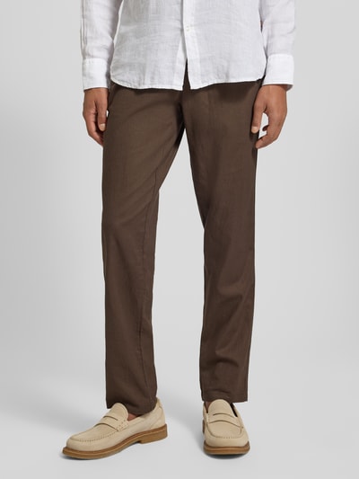 Mannenmodel draagt Straight Fit Leinenhose met elastische tailleband Modell 'Barton' van Matinique, linnenmix met katoen, bruin, geheel in beeld vooraanzicht.