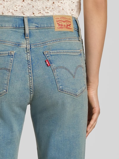 Frauenmodel trägt Straight Fit Jeans aus Baumwoll-Mix Modell '314 SHAPING STRAIGHT' von Levi's® 300, hellblaue Waschung, Nahaufnahme Rückansicht.