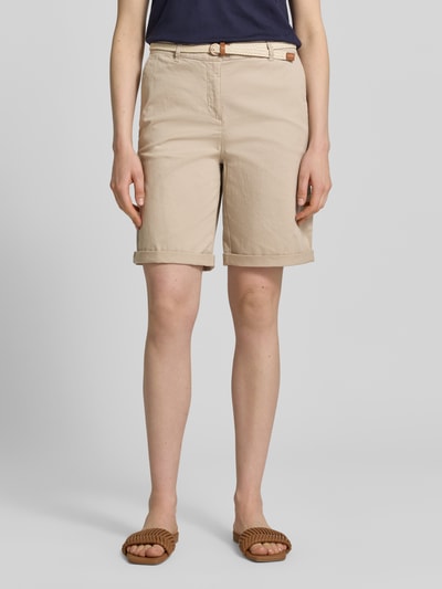 Frauenmodel trägt Chino-Bermudas mit Gürtel von Christian Berg Woman, Beige, Reine Baumwolle, Regular-Fit, Umschlag, Ganzkörperansicht von vorne.