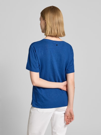 Frauenmodel trägt Regular Fit T-Shirt aus Leinen-Mix Modell 'PELOTA' von Weekend Max Mara in Blau, Optik: Unifarben, Kurzarm, Feinstrick, Ganzkörperansicht Rückansicht.