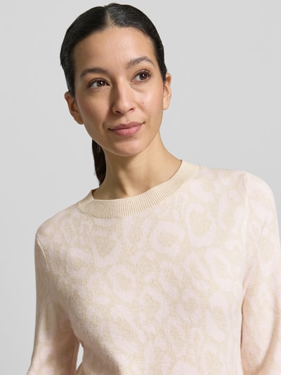 Frauenmodel trägt Slim Fit Pullover aus Viskose-Mix Modell 'JACQUARD' von Vila mit Strick-Optik, Allover-Animal-Stitching, Rundhalsausschnitt, elastische Abschlüsse, Rückenlänge 59 cm, Ärmellänge 51 cm, Nahaufnahme Oberkörper.