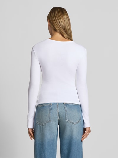 Frauenmodel trägt Longsleeve mit Rundhalsausschnitt von REVIEW im Baumwoll-Mix, eng anliegender Schnitt, Ripp-Struktur, Rückenlänge 53 cm, Ganzkörperansicht Rückansicht.