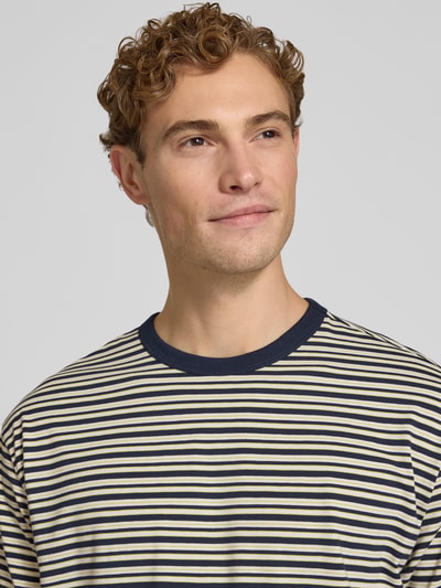 Männermodel trägt Regular Fit T-Shirt mit Viskose-Anteil von MCNEAL, gestreift, Rundhalsausschnitt, Nahaufnahme Oberkörper.