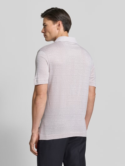 Männermodel trägt Slim Fit Poloshirt aus reiner Baumwolle Modell 'H-Pack 181' von BOSS, helle Struktur, Ganzkörperansicht Rückansicht, Herren Poloshirt von BOSS.