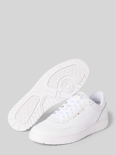 Produktfoto, Low Top Sneaker aus Leder-Mix von Tommy Hilfiger, biały skórzany but z okrągłym czubkiem i płaską podeszwą EVA, gładka faktura, jednolity kolor, nadruk z logo, sznurowany, casualowy styl