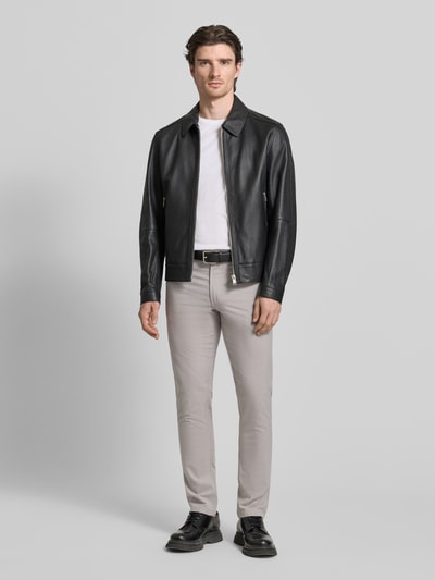 Männermodel trägt Chino mit 5-Pocket-Design von Christian Berg Men in hellem Beige, Material-Mix mit Viskose, gerader Schnitt, Ganzkörperansicht von vorne.