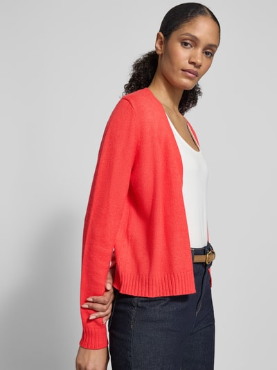 Modelka nosi Regular Fit Cardigan aus Viskose-Mix Modell 'Viril' od Vila w kolorze koralowym, dzianinowa struktura, widok z boku, ujęcie do pasa