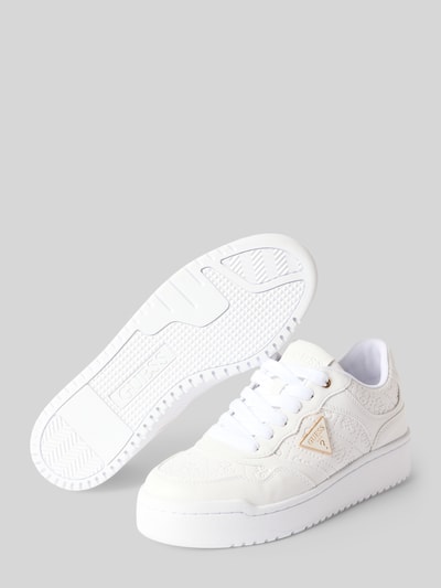 Produktfoto, Sneaker mit Label-Patch und -Prägung Modell 'MIRAM6' von Guess in Offwhite, Strukturmuster, Plateausohle, abgerundete Spitze