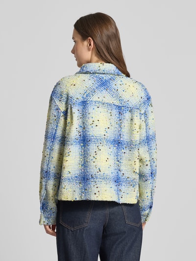 Frauenmodel trägt Regular Fit Jacke mit Woll-Anteil von Rich & Royal in Gelb-Blau-Karo, Material-Mix, Rückansicht, Ganzkörperansicht Rückansicht.