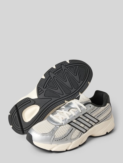 Produktfoto, Sneaker mit Schnürverschluss van adidas Sportswear met afgeronde punt, labeldetail, structuurzool, hakhoogte 4 cm, schachthoogte 6 cm, schachtbreedte 9 cm.