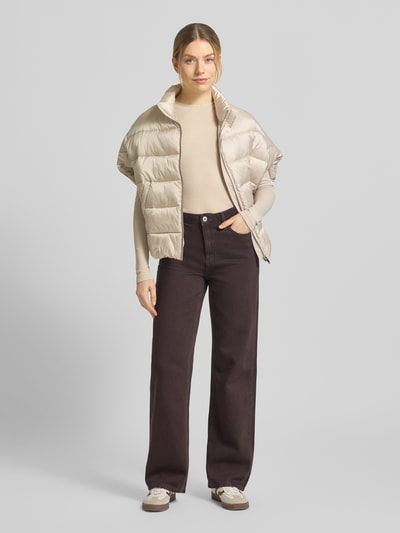 Frauenmodel trägt Slim Fit Langarmshirt aus Baumwoll-Mix von Marc O'Polo, Optik: Unifarben, Rundhals, Ripp, Langarm, Ganzkörperansicht von vorne.