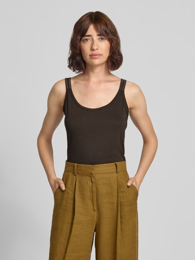Vrouwenmodel draagt Tanktop met Rundhalsausschnitt und Label-Detail van monari, zwart, mix van katoen en modal, regular fit, ronde hals, labeldetail, ruglengte bij maat 36: 47 cm, vooraanzicht bovenlichaam.