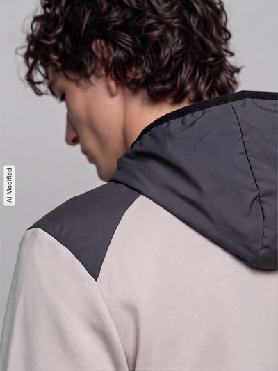Männermodel trägt Regular Fit Sweatjacke aus Baumwoll-Mix Modell 'PUMATECH' von PUMA, hellgrau mit schwarzen Akzenten, Nahaufnahme Rückansicht, Herren Sweatjacke von PUMA Performance, KI-modifiziertes Bild.