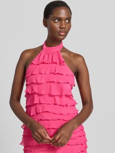 Frauenmodel trägt Neckholder-Cocktailkleid im Stufen-Look von Lipsy in kräftigem Pink, strukturierte Oberfläche, Gerader-Schnitt, Nahaufnahme Oberkörper. Rückenlänge bei Größe 36: 66 cm, Brustweite bei Größe 36: 37 cm.