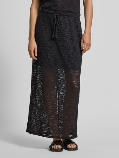 Frauenmodel trägt Leicht ausgestellter Midi-Rock aus Spitze mit elastischem Bund Modell 'MAYA' von Vero Moda, unifarben, mit transparentem Spitzenrock, Midi-Länge, elastischer Bund und Gehschlitz, Ganzkörperansicht von vorne.