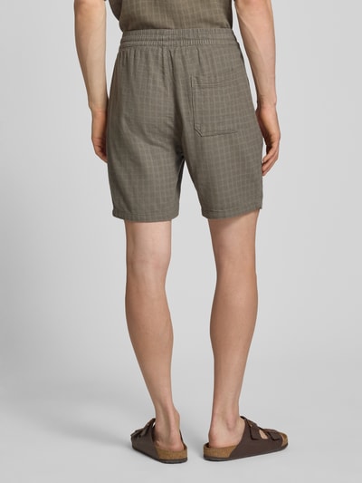 Männermodel trägt Regular Fit Shorts aus Viskose-Leinen-Mix Modell 'TEL LATHAM' von Only & Sons, unifarben, Struktur, Ganzkörperansicht Rückansicht