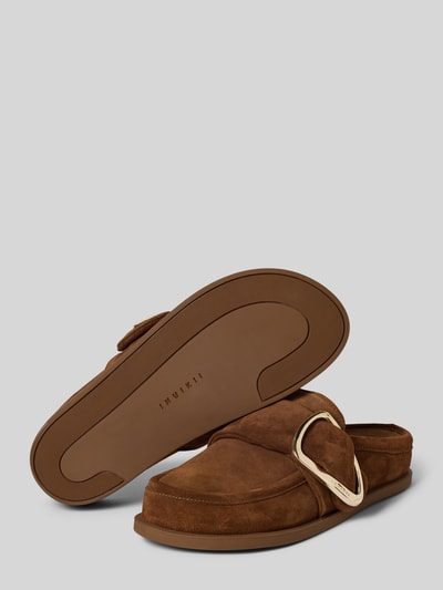 Produktfoto, Mules aus echtem Leder mit Logo-Detail von INUIKII, brązowy kolor, zaokrąglony czubek, ozdobna sprzączka, otwarta pięta, gładka podeszwa, wysokość obcasa 1 cm w rozmiarze 40, naturalna skóra, detal z logo, damskie klapki typu mules