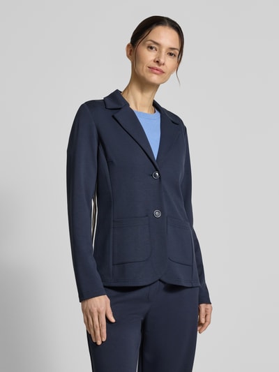 Vrouwenmodel draagt Slim Fit Blazer aus Viskose-Mix mit Reverskragen van Betty Barclay, viscosemix met stretch, reverskraag, slim fit, knoopsluiting, opgestikte zakken, ruglengte maat 36: 62 cm, borstwijdte maat 36: 64 cm, mouwlengte maat 36: 64 cm, donkerblauw, gladde stof, met blauwe top, voorkant, Nahaufnahme Oberkörper