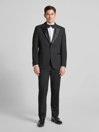 Männermodel trägt Regular Fit Stoffhose mit Viskose-Anteil von Christian Berg Men in Schwarz mit Bügelfalten, Ganzkörperansicht von vorne. Herren Stoffhose, Elastischer-Material-Mix, Gesäßtaschen, Haken- und Reißverschluss, Bundweite 45 cm, Innenbeinlänge 80 cm.