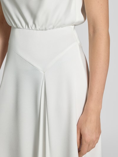 Vrouwenmodel draagt Brautkleid mit Wasserfall-Ausschnitt van SWING, dames midi-jurk, getailleerd model, vloeiende stof, detailopname heup.