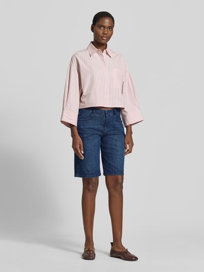 Frauenmodel trägt Bermudas mit Eingrifftaschen Modell 'Summer Clean' von MAC aus Baumwoll-Mix, dunkelblau, Straight Fit, Ganzkörperansicht von vorne.