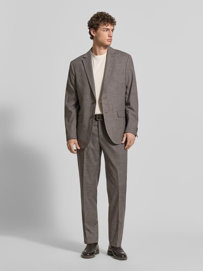 Mannelijk model draagt Regular Fit 2-knoops colbert met klepzakken van Christian Berg Men, materiaalmix met viscose, reverskraag, regular fit, ruglengte maat 50: 76 cm, schouderbreedte maat 50: 48 cm, mouwlengte maat 50: 65 cm, grijs met subtiele structuur, volledige lichaamsaanzicht voorkant.