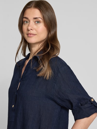 Frauenmodel trägt Knielanges Leinenkleid mit Knopfleiste Modell 'Al44inii' von ZABAIONE, Reine Leinen, Gerader-Schnitt, Hemdblusenkragen, dunkles Blau, Ärmel mit Aufschlag, Nahaufnahme Oberkörper. Kontext: Rückenlänge 92 cm, Brustweite 56 cm, Ärmellänge 42 cm, Größe S.