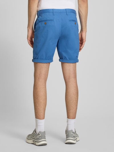 Männermodel trägt Regular Fit Shorts mit Münztasche von Superdry, kräftiges Blau, Baumwoll-Mix, Gesäßtaschen, Ganzkörperansicht Rückansicht.