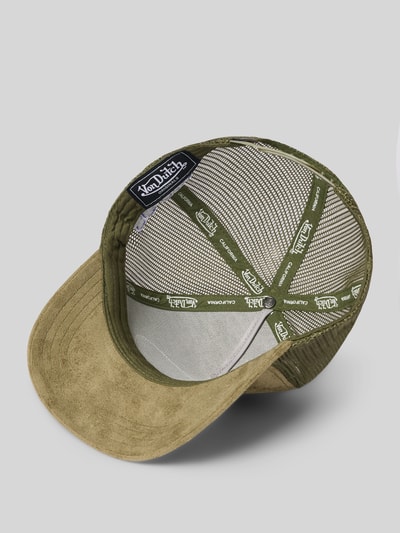 Produktfoto, Trucker Cap mit Label-Patch Modell 'CASQUETTE' von Von Dutch w kolorach oliwkowym i beżowym, wzmocniony daszek, siateczkowy tył, regulowany pasek, nadruk z przesłaniem, kontekst: męska Trucker Cap, siatkowy tył, pasek regulowany, label-patch, model 'CASQUETTE', Von Dutch