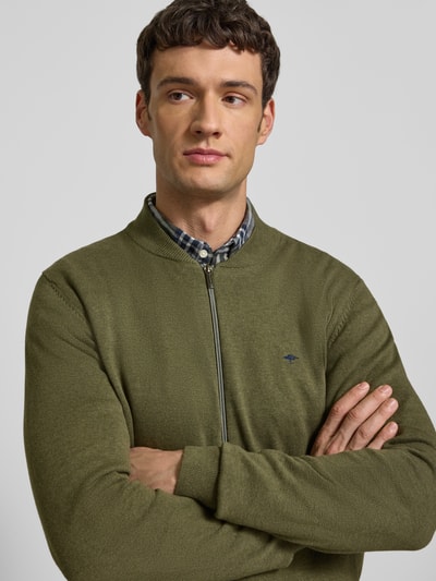 Męski model nosi Kardigan z bawełny z wyhaftowanym logo, krój regular fit, stójka, zamek błyskawiczny, Fynch-Hatton, Nahaufnahme górnej części ciała.