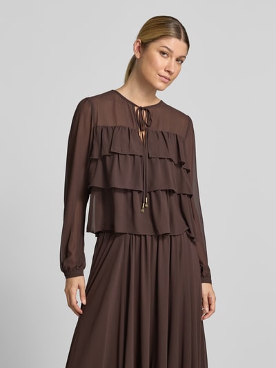 Vrouwenmodel draagt Regular Fit Bluse im Stufen-Look van MICHAEL Michael Kors in bruin chiffon met vetersluiting en druppelvormige hals, blouse met lange mouwen, ruglengte maat S 51 cm, mouwlengte maat S 62 cm, vooraanzicht bovenlichaam.