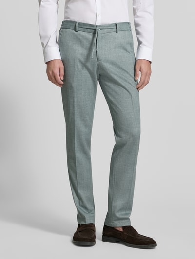 Männermodel trägt Straight Fit Stoffhose mit Bundfalten Modell 'Sparta' von Zuitable, Material-Mix mit Baumwoll-Anteil, hellgrün, Ganzkörperansicht von vorne.