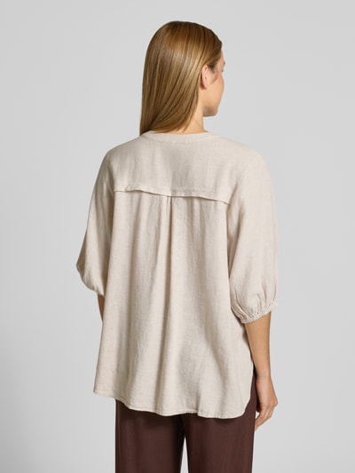 Frauenmodel trägt Bluse aus Leinen-Mix mit verlängertem Rücken Modell 'Lava' von FREE/QUENT in Beige, lockerer Schnitt, Rückansicht, Ganzkörperansicht. Loose Fit, 3/4-Arm mit elastischem Abschluss, Tunikakragen, Leinen-Viskose-Mix.