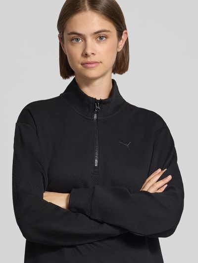 Vrouwenmodel draagt zwart Regular fit sweatshirt uit katoenmix model 'ESS ELEVATED' van PUMA, Dames sweatshirt, close-up van het bovenlichaam.