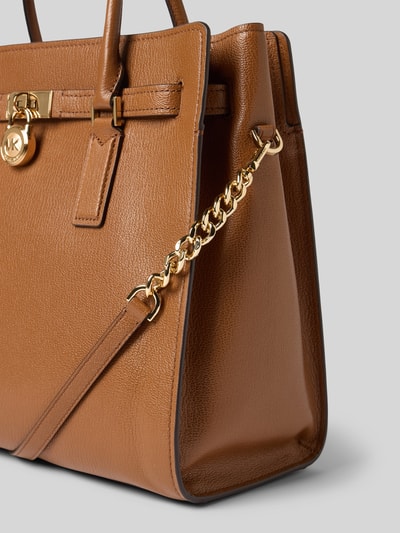 Produktfoto, Handtasche mit Tragehenkel Modell 'HAMILTON' von MICHAEL Michael Kors in Braun, goldfarbene Schulterriemen, Label-Detail, sichtbare Struktur, Hauptfach mit Reißverschluss, Maße: 37x32x12 cm, Länge Schulterriemen: 47 cm, Innenfach mit Reißverschluss.