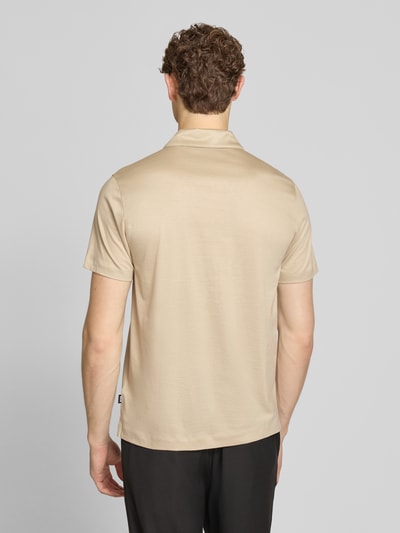 Männermodel trägt Regular Fit Poloshirt aus Lyocell-Baumwoll-Mix Modell 'H-PARAS 50' von BOSS, unifarben, Ganzkörperansicht Rückansicht.