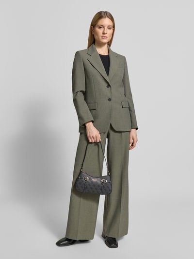 Männermodel trägt torebkę Handtasche mit Logo-Muster Modell 'LEONA' von Guess, wzór z logo, aplikacja z metką, uchwyt, główna przegroda z zamkiem błyskawicznym, szerokość w rozmiarze 1: 28 cm, długość w rozmiarze 1: 15 cm, głębokość w rozmiarze 1: 6 cm, długość paska na ramię w rozmiarze 1: 60 cm, szare i czarne odcienie, prostokątny kształt, gładka faktura, Ganzkörperansicht von vorne