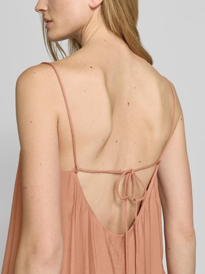 Frauenmodel trägt Maxikleid mit Spaghettiträgern und Karree-Ausschnitt von Style Icon Collection, lockerer Schnitt, Rückseite, Nahaufnahme Rücken.