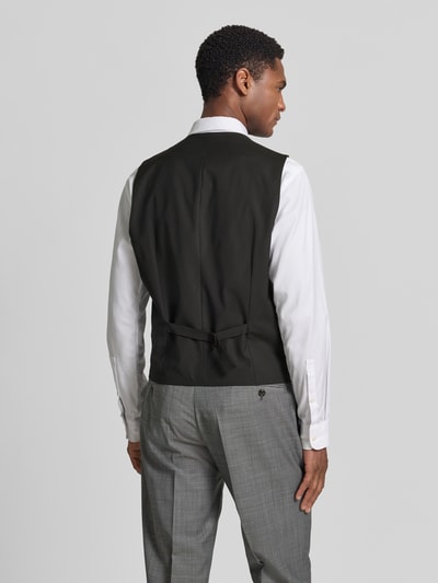 Männermodel trägt Weste mit V-Ausschnitt und Leistentaschen von HECHTER PARIS im Material-Mix mit Schurwolle-Anteil, Regular-Fit, Rückenlänge 65 cm, Ganzkörperansicht Rückansicht.