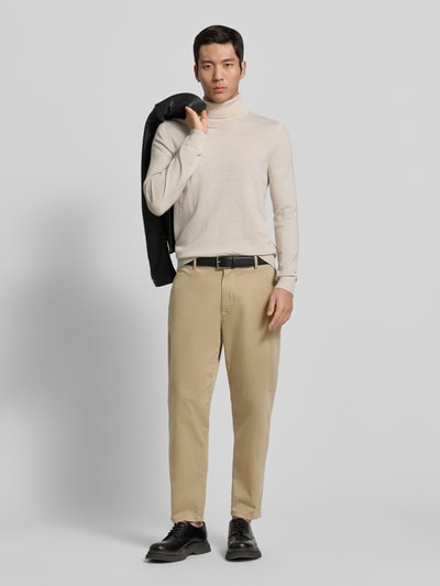 Männermodel trägt Stoffhose mit Gesäßtaschen von Casual Friday aus Baumwoll-Elasthan-Mix, beige, gerader Schnitt, Ganzkörperansicht von vorne.