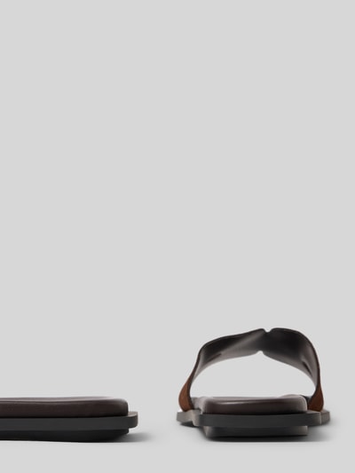 Produktfoto, Pantoletten aus echtem Rindsleder von Steve Madden in Optik: Unifarben mit quadratischer Schuhspitze, Gerade, flacher Blockabsatz, Label-Print, leicht strukturierte Sohle, Material: Rindsleder.
