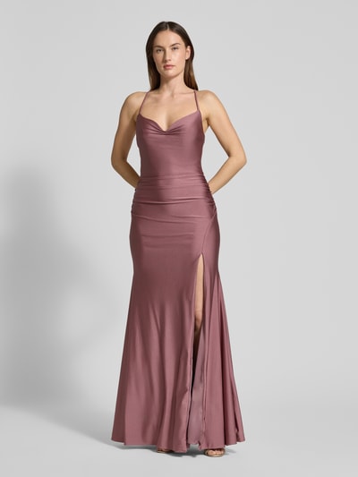 Frauenmodel trägt Slim Fit Abendkleid mit Gehschlitz von Mascara aus Satin mit Schnürverschluss und Spaghettiträger, Ganzkörperansicht von vorne. Rückenlänge bei Größe 36: 131 cm, Brustweite: 40 cm.