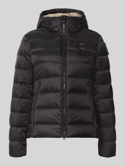 Produktfoto, schwarze Jacke in Stepp-Optik mit Logo-Detail Modell 'Charme' von Blauer USA, Zweiwege-Reißverschluss, Kapuze, glatte Oberfläche